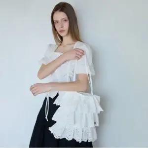[갤러리아] [BLUE LABEL]3단 펀칭 레이스 숄더백 ES2OAB01