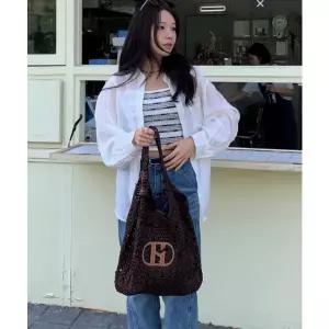 [헤지스]H 로고 패치 다크 브라운 라탄 숄더백 L HIBA6E794W2