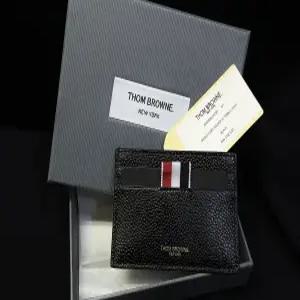 톰브라운 삼선탭 페블 그레인 카드홀더 블랙 MAW020L 00198 001 34863785
