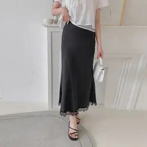 26SS 레이스 패치 사틴스커트