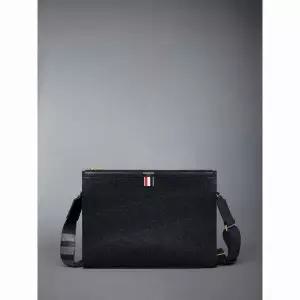 THOM BROWNE 페블 그레인 사선 크로스바디 도큐먼트 홀더 (UAG177A 00198 001)