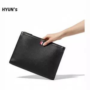 THOM BROWNE 페블 그레인 사선 크로스바디 도큐먼트 홀더 (UAG177A 00198 001)