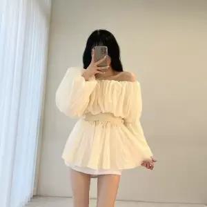 여자 오프숄더 쉬폰 셔링 플레어 벌룬 밴딩 블라우스