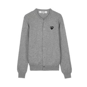 [롯데백화점]꼼데가르송 공용 블랙하트 와펜 가디건 AX N023 051 LIGHT GREY