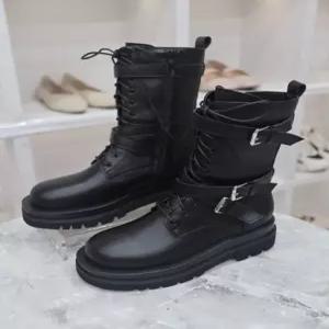 라운드 레이스업 워커 플랫 부츠 5cm MDBL100103_GN