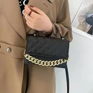 여자 데이트룩 퀼팅 골드 체인 크로스백 가방