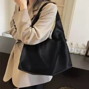 [하프클럽/]여자 데일리 하객룩 깔끔한 가죽 호보백 핸드백