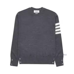 [롯데백화점]톰브라운 라벨루쏘  FW25 남성 울 4바 풀오버 니트 MKA002A Y1014 038