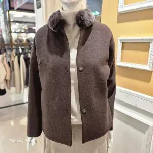 [BCBG] 비씨비지 겨울25 렉스 핸드메이드 숏 코트 A5WAH815_P430040325