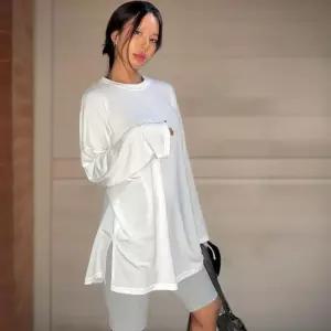 여성 옆트임 레이어드 라운드넥 루즈핏 티셔츠 무채색