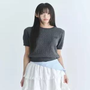 코드그라피 CODEGRAPHY 우먼 스몰 스퀘어 로고 케이블 반소매 니트-차콜