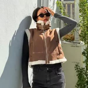 [옷자락]여자 탱크 FW 무스탕 덤블 폴라넥 더블버클 조끼