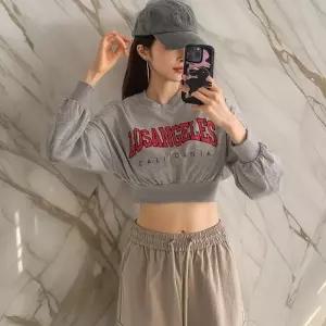 [옷자락]여자 쭈리 방송댄스복 크롭맨투맨 레터링 티셔츠