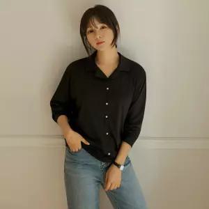 [엘리시아] 슬로우 진주 버튼 텐션 카라 티