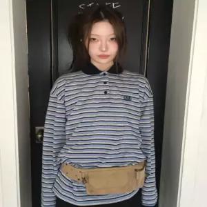 코드그라피 CODEGRAPHY 스몰 스퀘어 로고 배색 스트라이프 럭비티-스카이 블루