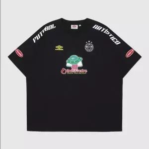 엄브로 HBL 풋볼 푸치보우 프레쉬 반팔 티셔츠 /  BLACK UR221CRS54