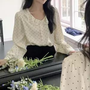 새틴 소재 스모킹 디테일 라운드넥 도트 블라우스