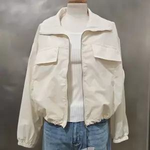 코데즈컴바인 브랜드관 [코데즈컴바인] 밴드넥 셔링 후다포켓 점퍼 (CLB-JP503W4)