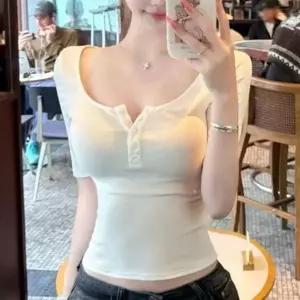 여자 데일리룩 버튼 포인트 브이넥 슬림핏 반팔 티셔츠