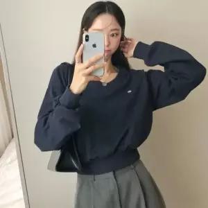 [옷자락]여자 브이넥맨투맨 크롭 퍼프 심플 자수 가을 티셔츠