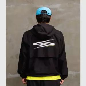 엄브로 나이트런 베이직 후드형 자켓 블랙(UQ321SJK92) 5331719