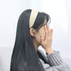 베이지 가죽 헤어밴드 와이드 스타일 여자 머리장식 데일리 헤어액세서리 볼륨머리띠