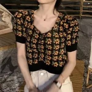 예쁜 꽃무늬 브이넥 크롭 니트 반팔 티셔츠