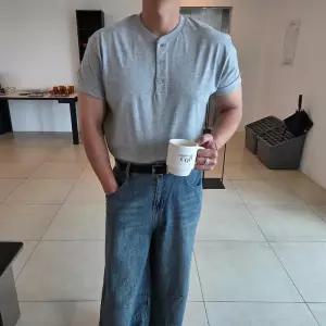 [맨즈해시태그][맨즈해시태그]  남자 절개 헨리넥 반팔티 스탠다드핏 (51019533)