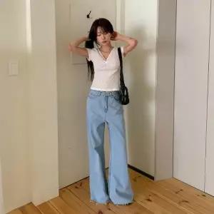 여자 데이트룩 엠보 텍스처 브이넥 반팔 티셔츠