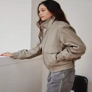 질스튜어트 뉴욕 여성 25FW [EXCLUSIVE] 베이지 단색 램스킨 양가죽 블루종 점퍼 자켓 JSJU5D778I1