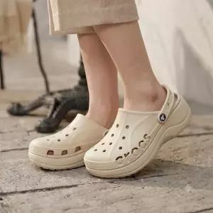 [크록스] 바야 플랫폼 클로그 윈터 화이트 (208186-11S)