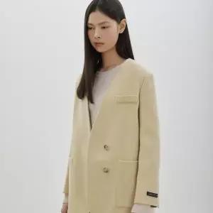 [CC콜렉트]칼라리스 브이넥 핸드메이트 숏 코트_C261MSG501