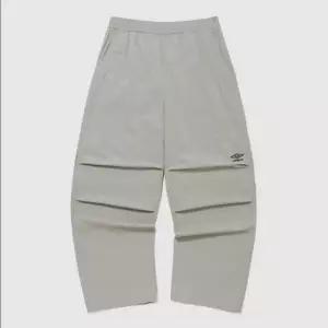 엄브로 파라슈트 핀턱 2WAY 와이드 팬츠 / GREY KHAKI UR223CPT51