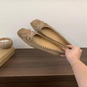 여성 키 돋보이게 하는 신발과 나비넥타이를 매고 있는 온화한 할머니 첫 만남