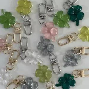 [데이러브]키링 네잎클로버 클로버 행운 럭키 초록 그린 그리너리 국내제작 소품샵 추천 가방걸이 (3513066