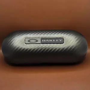 [오늘출발] 오클리 하드케이스 라지 카본컬러 AOO0002AT OAKLEY LARGE CARBON CASE 룩소티카정품