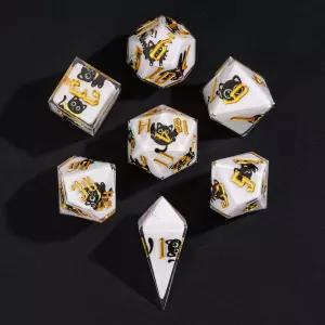 커스티 7피스 샤프 엣지 DND 주사위 세트 - 귀여운 블랙 캣 스티커 내부 테이블탑 RPG 및 보드 게임에