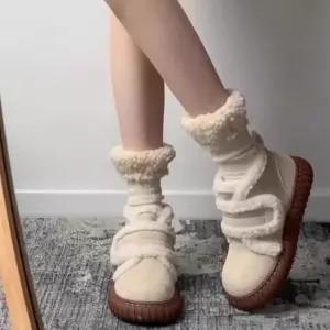 여성 겨울 데이트룩 앵클 퍼 스트랩 미들 방한 부츠 겨울부츠 패딩부츠 털슬리퍼 여성부츠