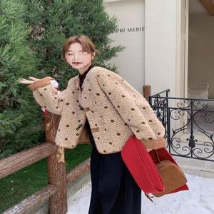 호크아이 여성 젊은 보송보송 두꺼운 상의 쇼트 모피라이크 도트 모피 일체형 양면 털 코트