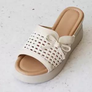 [롯데백화점]원더슈즈 쥬니퍼 컴포트 메모리폼 가보시 키높이 웨지 슬리퍼 7CM PR-JD61