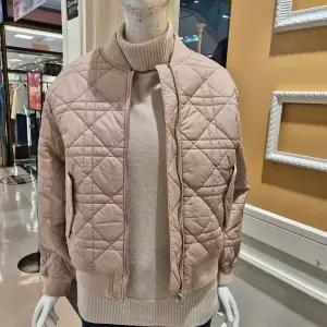[하프클럽/BCBG]BCBG 올앤썬드리 겨울24 에디스 다이아 퀼팅 자켓 A4W9J118