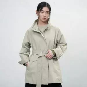 제너럴아이디어 WOMAN 하이넥 사파리 하프 자켓 LIGHT KHAKI WBE3L09504 132099