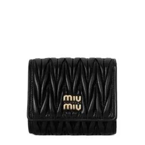 미우미우 MUST IT_ 26SS 블랙 마테라쎄 스몰 반지갑 5MH033 AFPP F0002