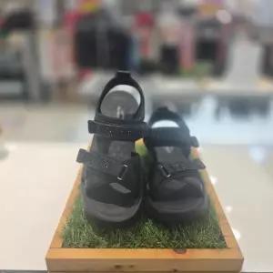 허시파피 세이브존04 여성컴포캐주얼큐빅투벨트샌들A4cm 블랙 EMDKFMFBR037