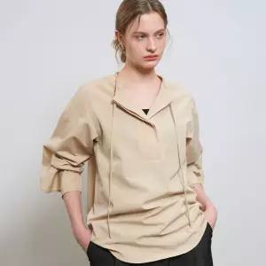 WOMAN 슬릿 넥 케이프 블라우스 [BEIGE] / GF1LBL509