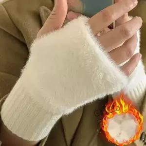 봄 가을 겨울에 한 여성용 따뜻하고 보호적인 반손가락 장갑입니다 부드럽고 편안