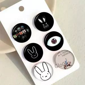 Bad Bun Nadie Sabe 앨범 귀여운 시리즈 핀 만화 동물 브로치 배낭 의류 선물 액세서리