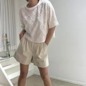 플라워 자수 펀칭 레이스 블라우스느낌 루즈핏 라운드넥 세미크롭 반팔티