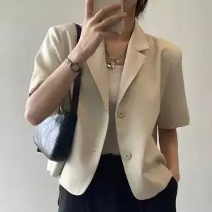 친절한탄씨 세미크롭 반팔 자켓 투버튼 여름재킷 하객룩 오피스룩 여성여름자켓 여름아우터