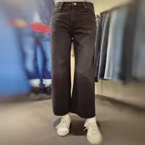 리바이스 립케이지 와이드 레그  라이트 웨이트  진  A6081-0076 (46120074)